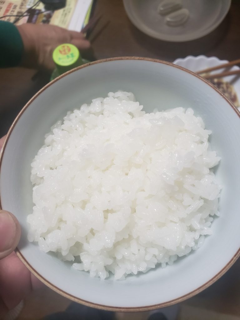 これは実家の新米。なぜわたしのアパートで炊いた米とこうもお味が違うのか。しろーーい米